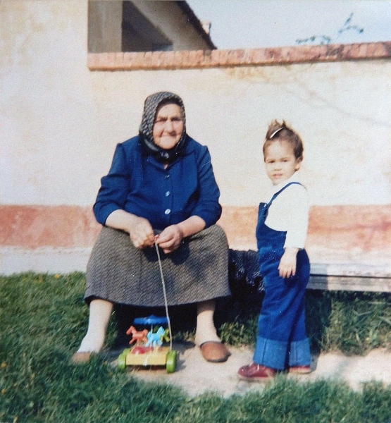 Smilja Isakov sa praunukom Sonjom Jankov 1988. Foto arhiva Sonje Jankov