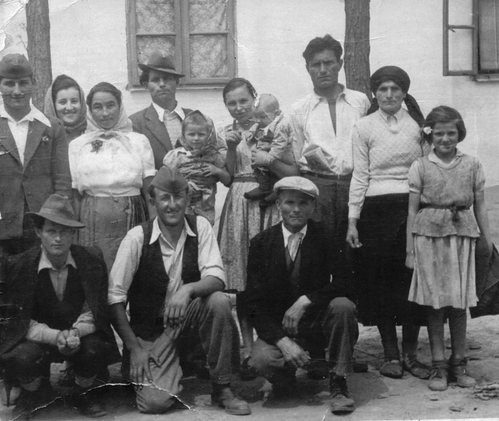 Jela T. Popović (rođena Lauševič) sa Žabljaka, pod Durmitorom na fotografiji desno sa crnom maramom, u selu Mramorak, Kovinski srez u Banatu, 1948.  Foto arhiva Stanka Popovića