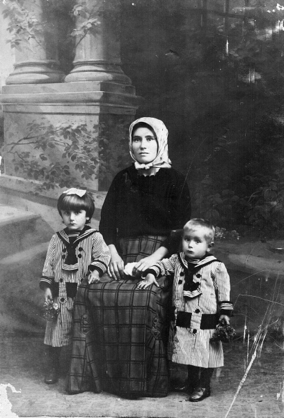 Marija Maca Dražić sa ćerkama Dominikom i Pavom, Bačka Palanka 1918. Foto arhiva Silvia Dražić