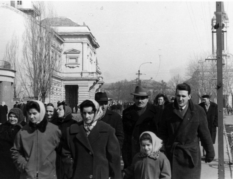 Milka Kaćanski rođ. Vojnović sa ćerkama Nadom i Verom u Bečeju 1962. Foto arhiva Aleksandre Stefanov.