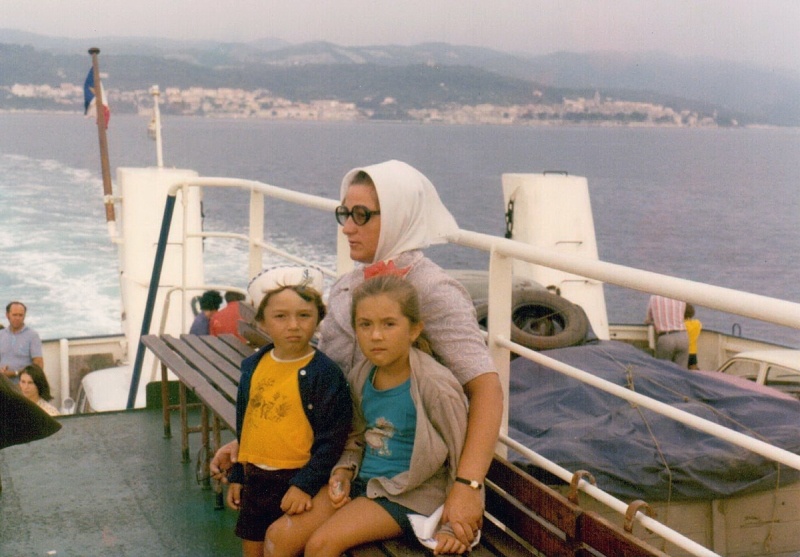Ana Blažić sa decom Miroslavom i Vladimirom na trajektu  za Korčulu 1977. Foto arhiva Miroslave Blažić