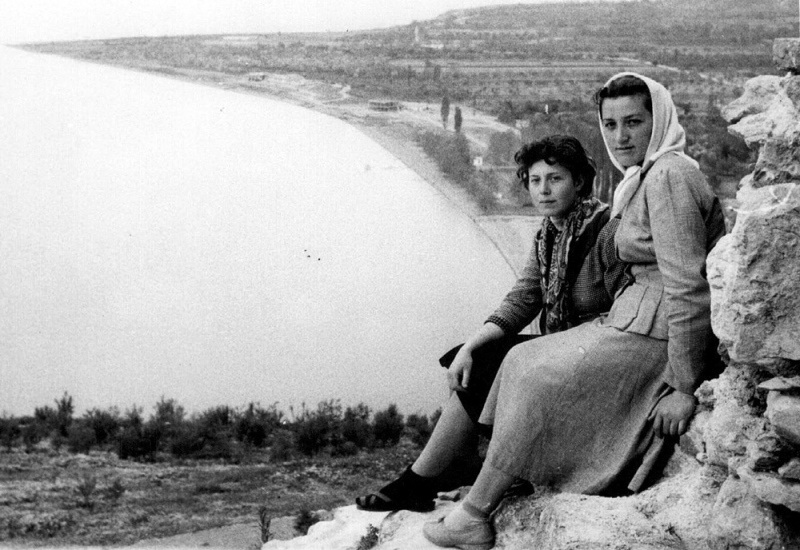 Anna Zvarec i Viera Benkova, maturantkinje  Gimnazije iz Bačkog Petrovca snimljene na ekskurziji na Ohridu 1957. Foto arhiva Miroslave Blažić