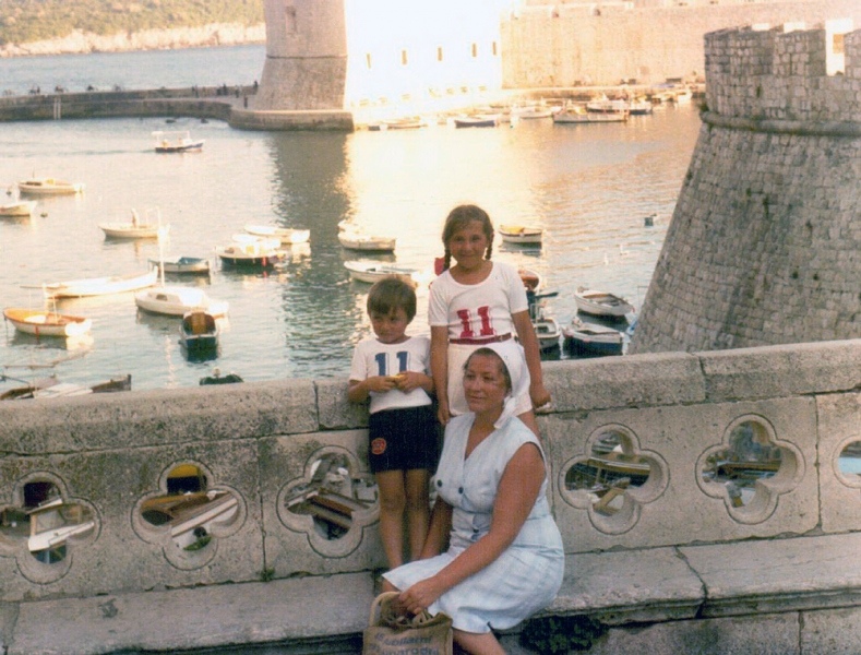 Ana Blažić sa decom Miroslavom i Vladimirom u Dubrovniku  1978. Foto arhiva Miroslave Blažić