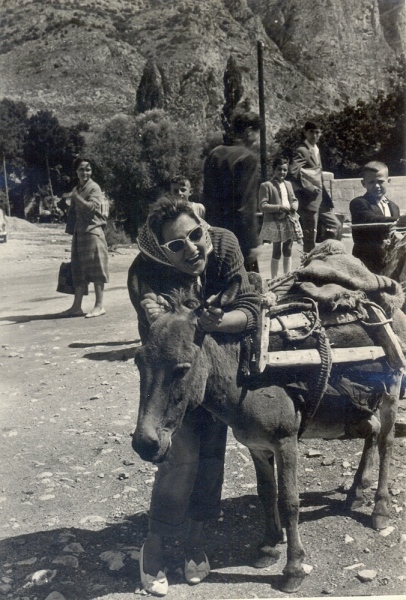Đurđinka Radosavljev Kasteli; fotka snimljena pedesetih godina prošog veka u Dalmaciji). Foto arhiva Branislave Opranović
