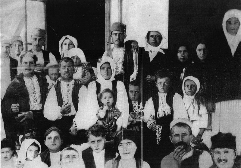 Porodica Stojković tridesetih godina proslog veka. Fotografija je snimljena u selu Gornje Brijanje, Srbija. Foto arhiva Gordana Lazić