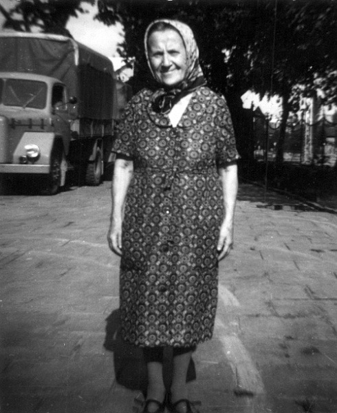 Csábi Viktoria Vica,  snimljena u dvorištu "Sanitarije" gde smo stanovali u Novom Sadu, 1969. godine. Foto arhiva Banislave Opranović