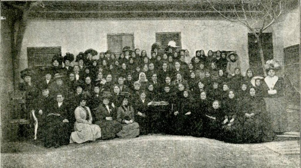 Članice ženske čitaonice Posestrima u Novom Sadu (ROMS)