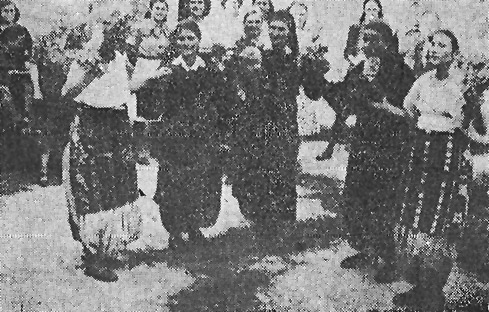 Foto 15: „Vojvođanke su srdačno dočekale goste iz Kosovsko-metohijske oblasti.“ Zora 74. (oktobar 1951: 4)