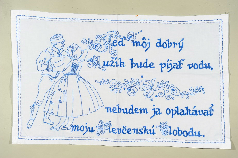 Dozidnica sa tekstom na slovačkom: 
„Dok moj dragi muž pije vodu
Neću ja oplakivati moju devojačku slobodu“.
