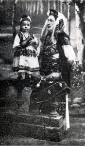 Јелица Беловић са сином у народној ношњи, МГНС