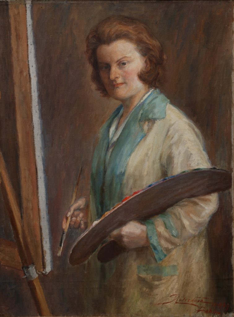 Akademska slikarka Zuska Medveđova rođena je 5. oktobra 1897. godine u Bačkom Petrovcu u seljačkoj porodici. Svoj talenat je ispoljila već u osnovnoj školi, dok ju je šira javnost prvi put primetila na izložbi slika i ručnih radova na prvim Slovačkim narodnim svečanostima u Petrovcu 28. avgusta 1919. Zuzka Medveđova – "samouka seljačka devojka" tada se javnosti predstavila prvi put sa svojim slikama i skulpturama. Školovala se u školi prof. Ferdinanda Engelmilera, poznatog pejzažiste na Kraljevskoj akademiji za umjetnost i umjetni obrt i na Akademiji likovne umetnosti u Pragu Svoju prvu samostalnu izložbu je priredila u Petrovcu, 1922, u zgradi gde se danas nalazi njena galerija. Dela Zuske Medveđove se danas nalaze i u Slovačkoj narodnoj galeriji u Bratislavi, Galeriji Grada Bratislava, Galeriji P.M.Bohunja u Liptovskom Mikulašu, Njitrjanskoj galeriji, Slovačkom narodnom muzeju – Istorijskom muzeju u Bratislavi i u muzeju u Martinu, Trenčjanskom muzeju. Liptovskom muzeju, kao i u drugim javnim i privatnim zbirkama. Godine 1982. Skupština opštine Bački Petrovac dodelila je Zuski Medveđovoj Oktobarsku nagradu. Zuzka Medveđova umrla je u Pezinku (Bratislava) 11. februara 1985. godine. Njeno umetničko delo u Petrovcu čuva Galerija Zuske Medveđove, koja je otvorena 1. jula 1989. godine.