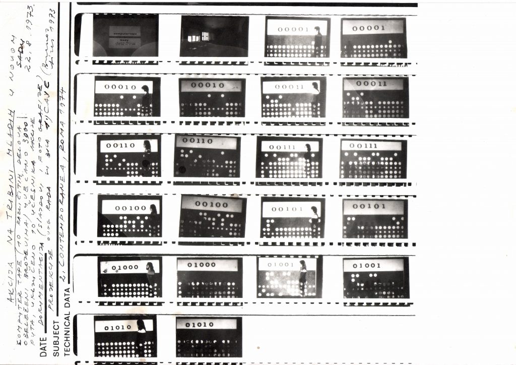 Computer tape & body, 22. avgust 1973. dokumentacija, izvedeno na Tribini mladih, Novi Sad, vlasnistvo MSUV