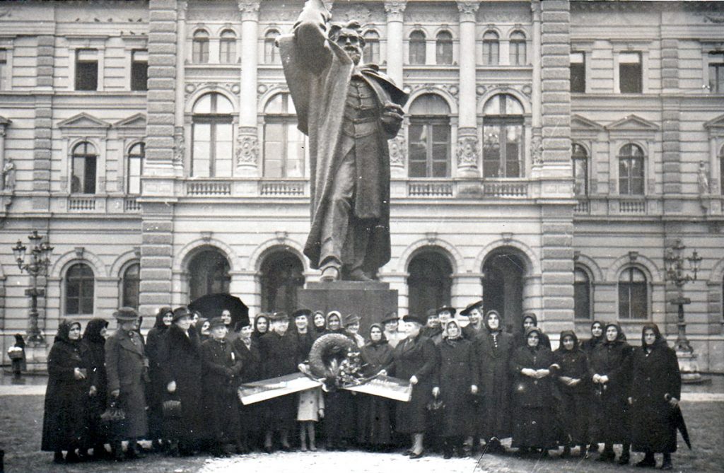Чланице ”Посестриме” приликом полагања венца на споменик Светозару Милетићу у Новом Саду, 1939. 