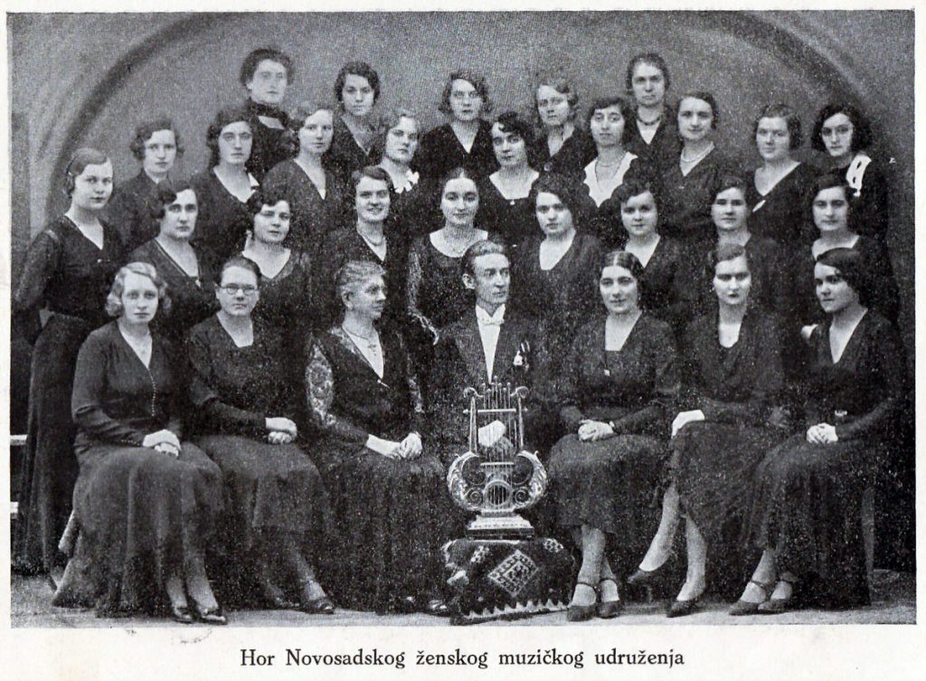 Чланице Женског музичког удружења са трофејом освојеним на Првој утакмици јужнословенских певачких друштава, 1930. 